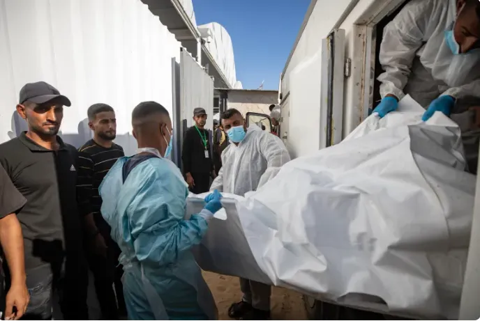 Israel trao trả 15 thi thể người Palestine về Gaza - Ảnh 1.