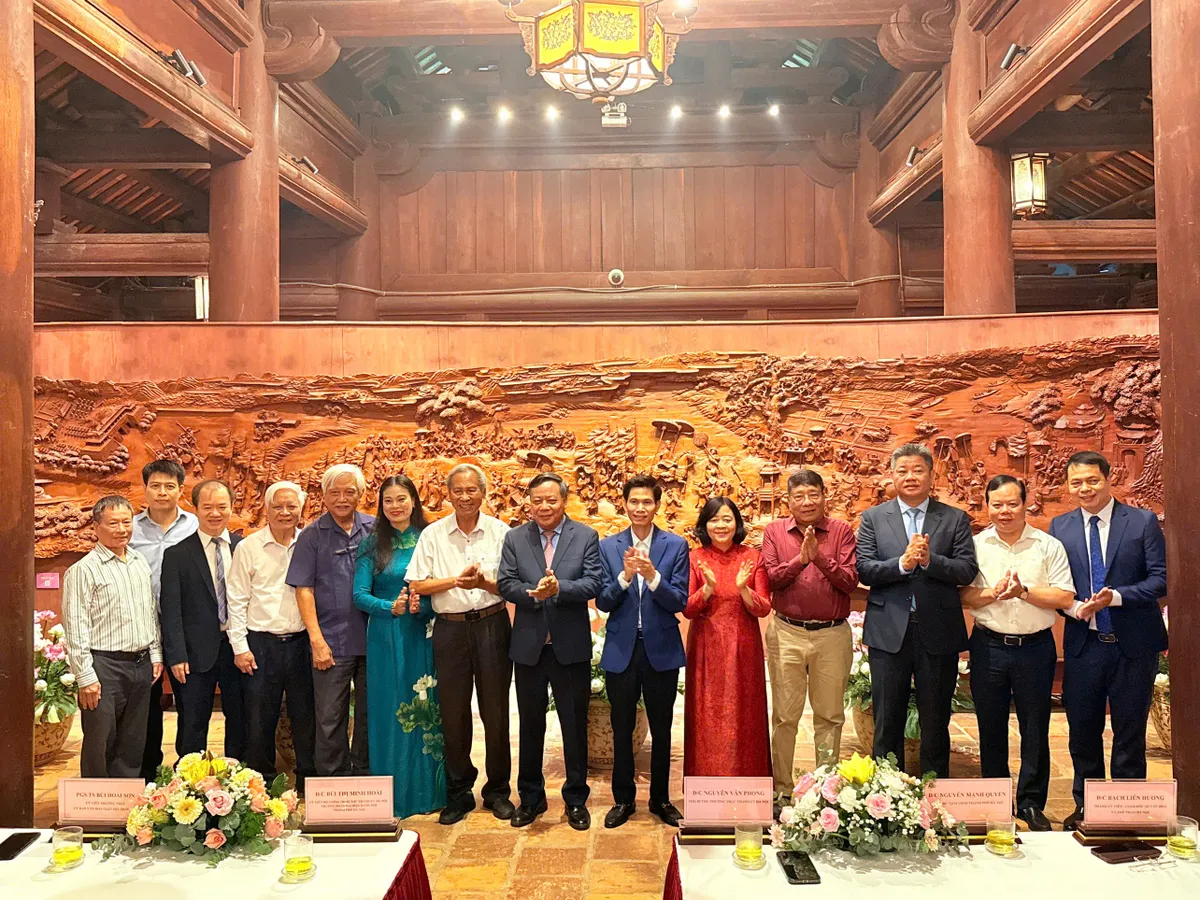 Văn Miếu- Quốc Tử Giám có tranh gỗ kỷ lục “Vinh quy bái tổ” - Ảnh 2.