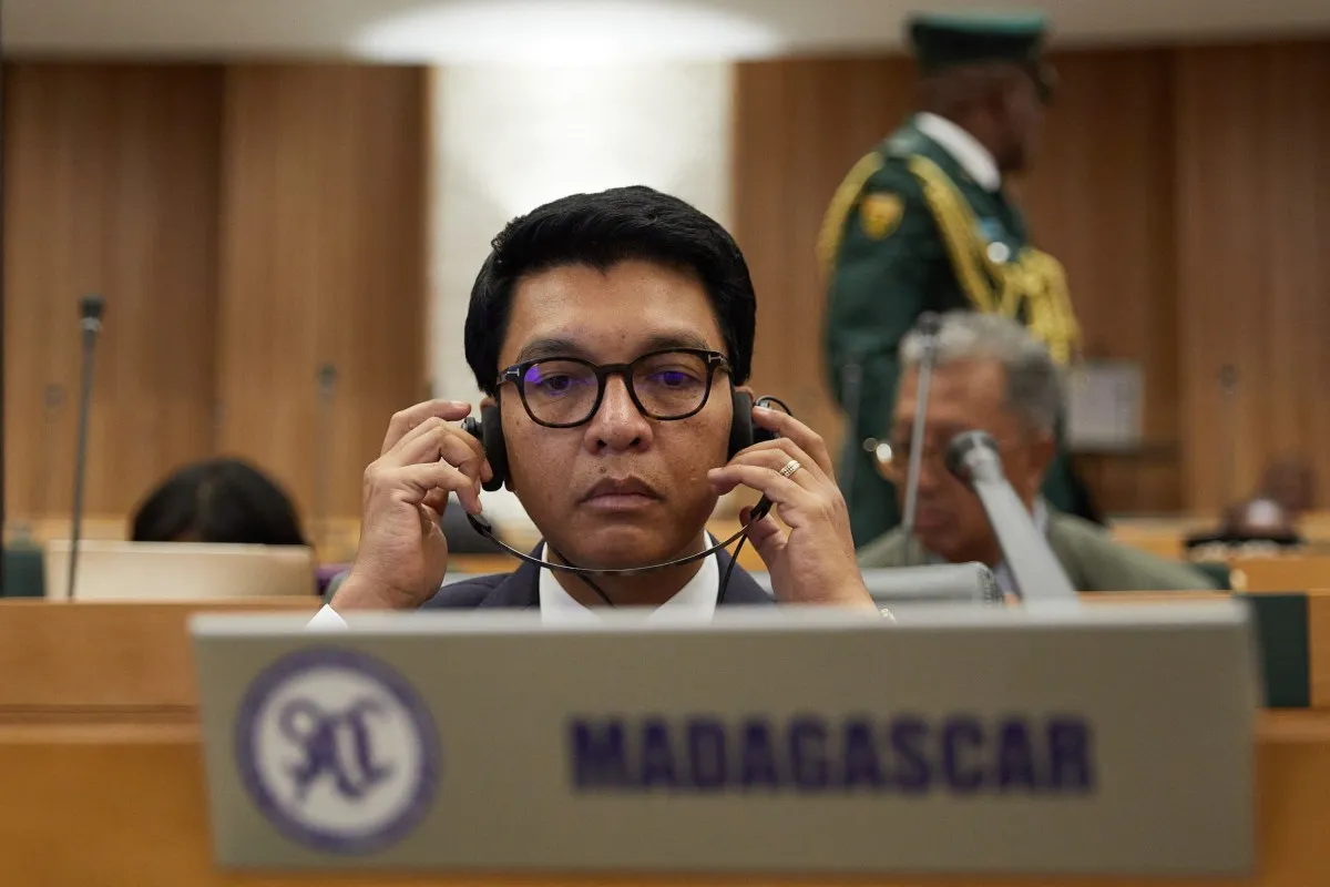 Tổng thống Madagascar rời đất nước vì lo sợ tính mạng - Ảnh 1.