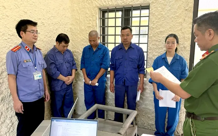 Cơ quan chức năng tỉnh Bắc Ninh tống đạt các quyết định tố tụng đối với các bị can. Ảnh: VKSND tỉnh Bắc Ninh