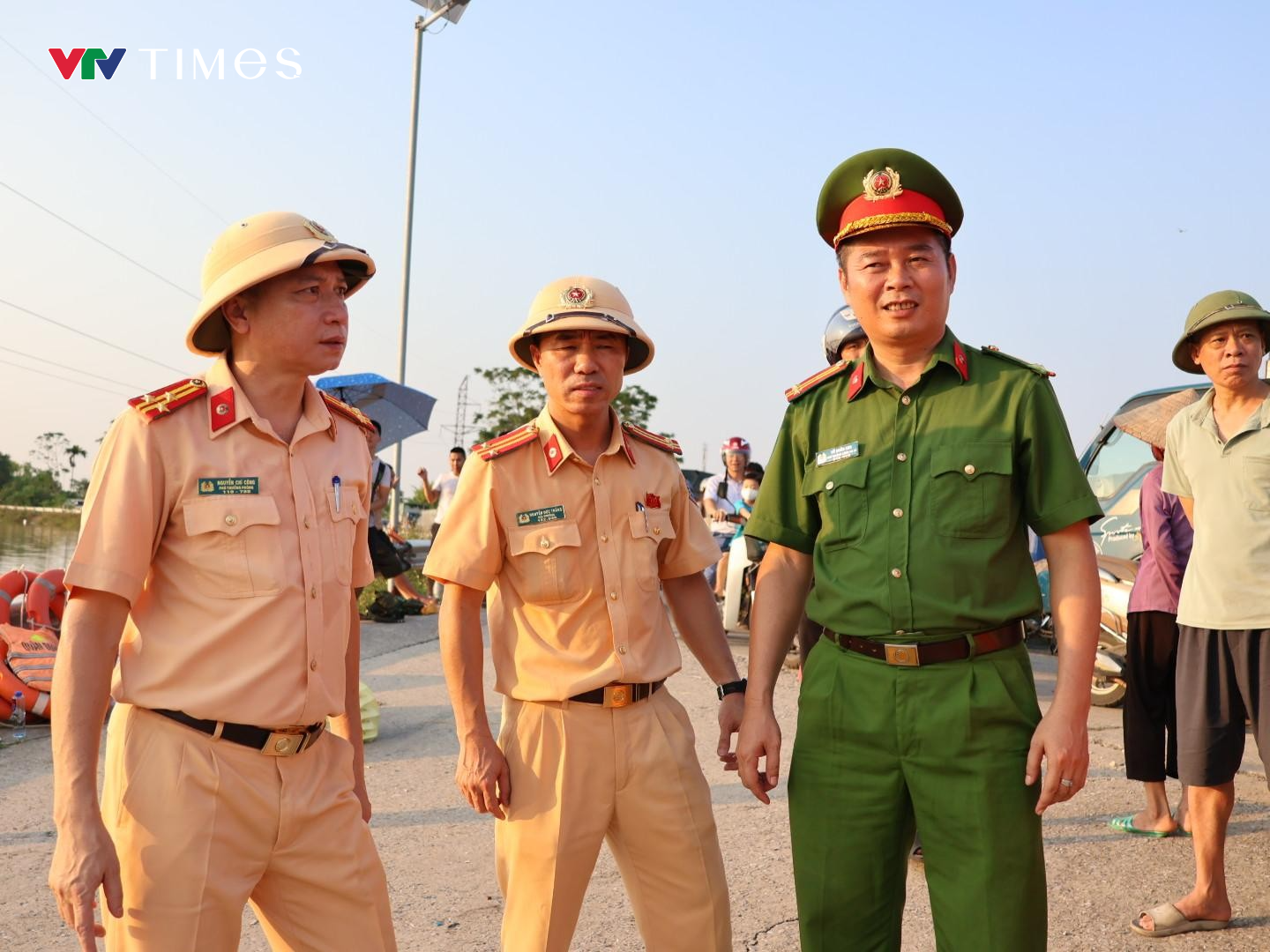 Lũ trên sông Cầu và sông Cà Lồ tiếp tục dâng cao CSGT Hà Nội nỗ lực sơ tán dân vùng hạ lưu - Ảnh 3.