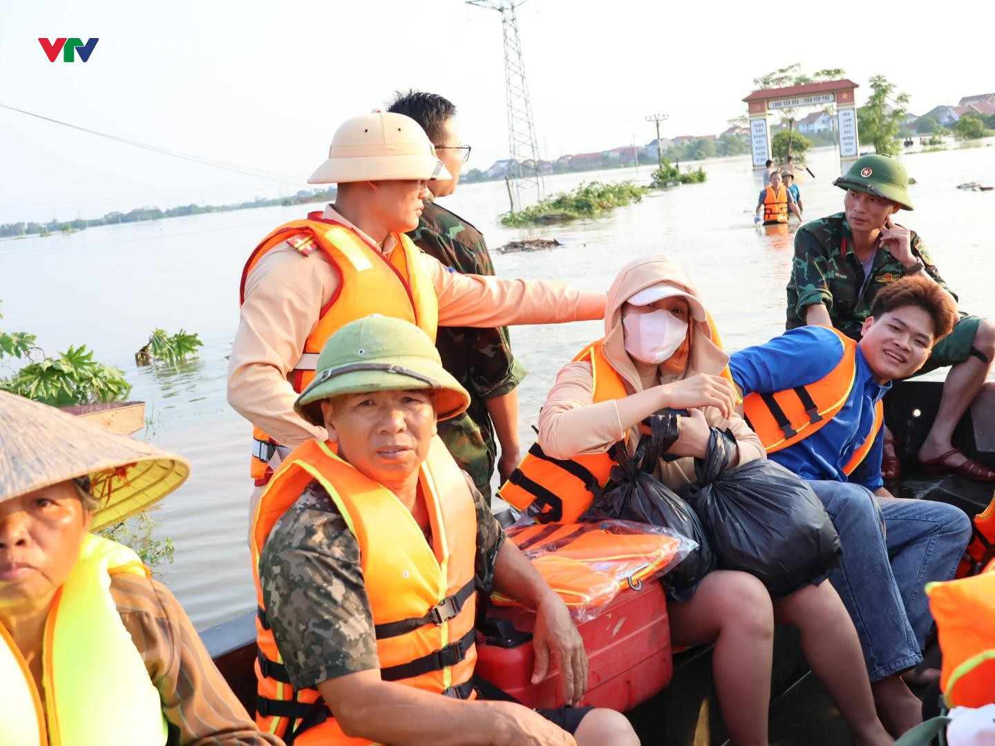 Lũ trên sông Cầu và sông Cà Lồ tiếp tục dâng cao CSGT Hà Nội nỗ lực sơ tán dân vùng hạ lưu - Ảnh 7.