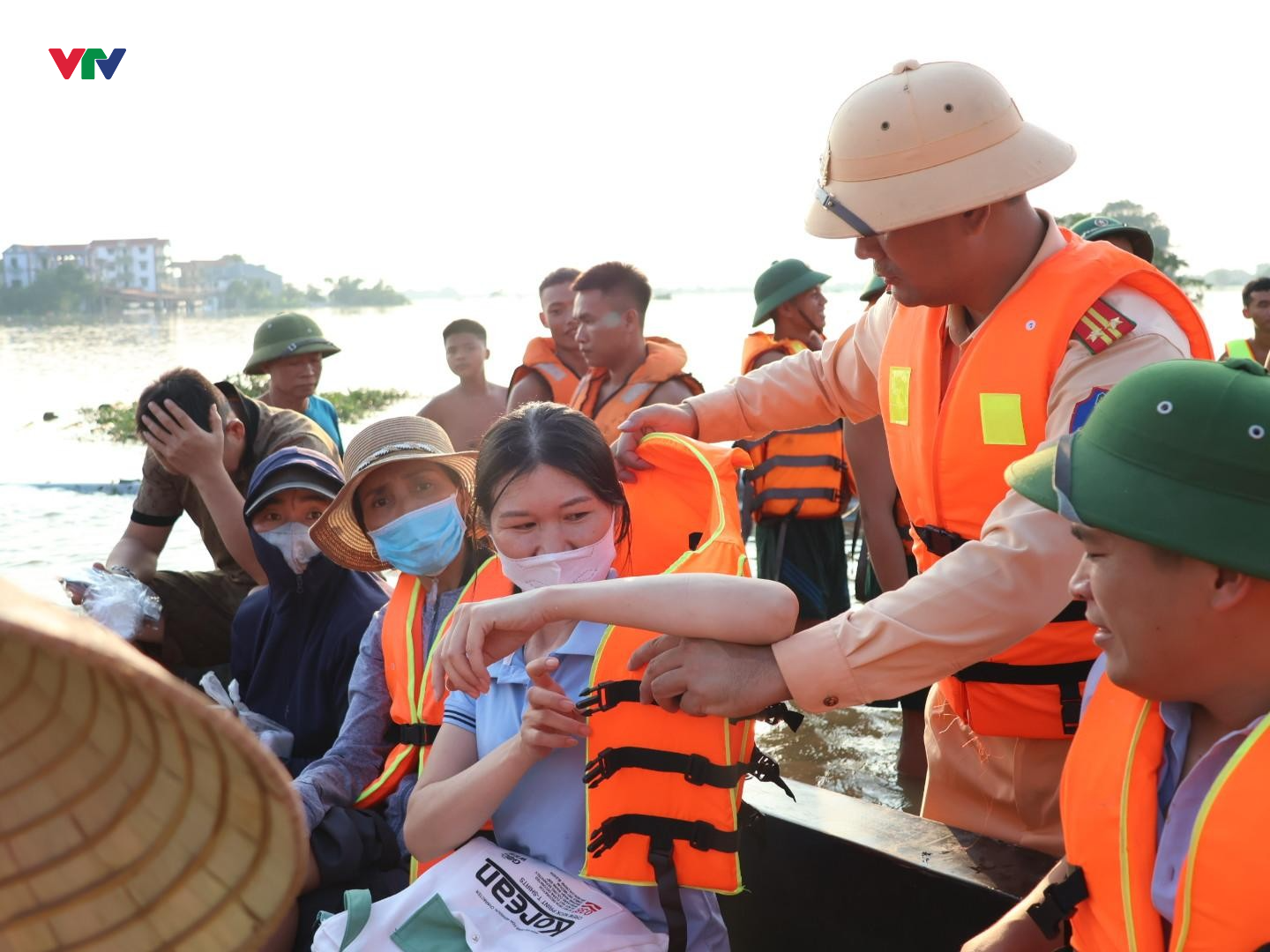 Lũ trên sông Cầu và sông Cà Lồ tiếp tục dâng cao CSGT Hà Nội nỗ lực sơ tán dân vùng hạ lưu - Ảnh 5.
