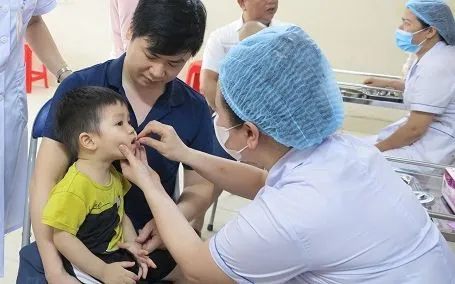 Cho trẻ uống bổ sung vitamin A trong Ngày vi chất dinh dưỡng để phòng chống thiếu vi chất ở trẻ dưới 5 tuổi.