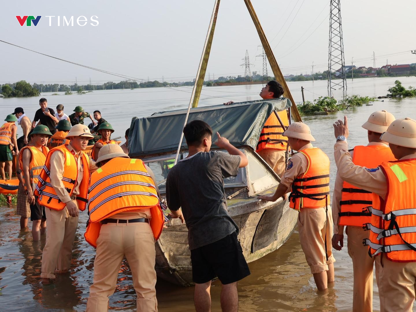 Lũ trên sông Cầu và sông Cà Lồ tiếp tục dâng cao CSGT Hà Nội nỗ lực sơ tán dân vùng hạ lưu - Ảnh 2.