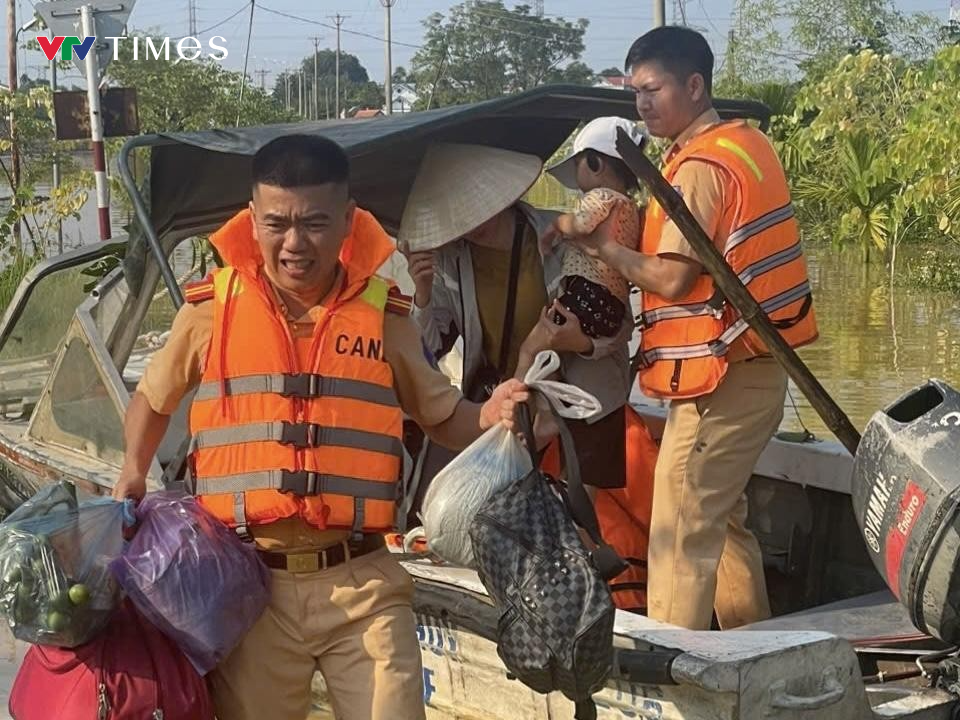 Lũ trên sông Cầu và sông Cà Lồ tiếp tục dâng cao CSGT Hà Nội nỗ lực sơ tán dân vùng hạ lưu - Ảnh 6.
