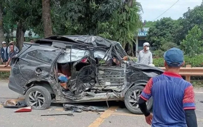 Hiện trường vụ tai nạn khiến 4 người thương vong. Ảnh: NLĐ