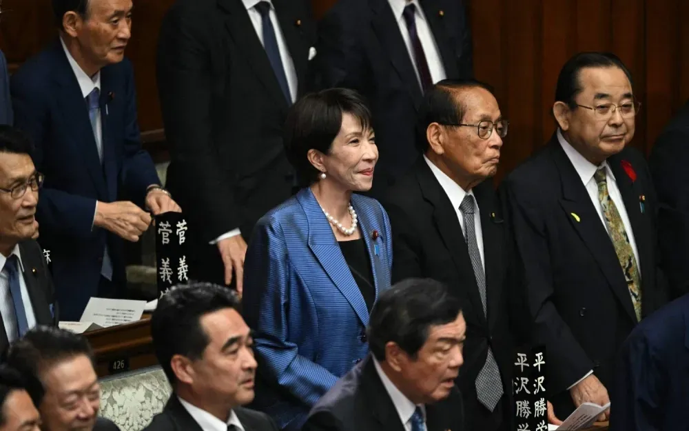 Chủ tịch đảng Dân chủ Tự do Sanae Takaichi (ở giữa) hướng về phía trước phiên họp bất thường của Hạ viện ngày 21/10/2025 tại Tokyo, nơi bà được bầu làm nữ Thủ tướng đầu tiên của Nhật Bản (Ảnh: AFP-JIJI)