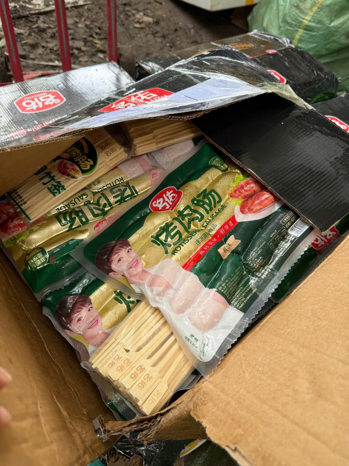 Thu giữ gần 1,7 tấn xúc xích là nguyên liệu chế biến món “xúc xích nướng đá” - Ảnh 2.